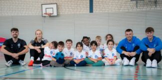 Die Kinder aus der Kita Helmholtz-straße mit Yannick Boisen, Jasmin Grosnick sowie Holsteins U19-Spielern Noah Ahlers und Felix Lüth.