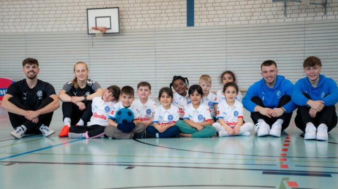 Holstein bewegt Die Kinder aus der Kita Helmholtz-straße mit Yannick Boisen, Jasmin Grosnick sowie Holsteins U19-Spielern Noah Ahlers und Felix Lüth.