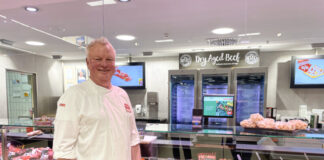 Grillsaison 2026: „L“ wie in „Lamm“ und „lecker“ REWE-Center Moritz Breske: Fleischermeister und Sommelier Sven Sörensen vor der Fleischtheke
