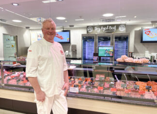 REWE-Center Moritz Breske: Fleischermeister und Sommelier Sven Sörensen vor der Fleischtheke