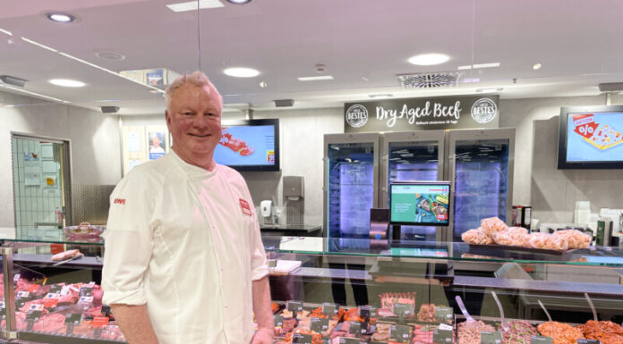 REWE-Center Moritz Breske: Fleischermeister und Sommelier Sven Sörensen vor der Fleischtheke