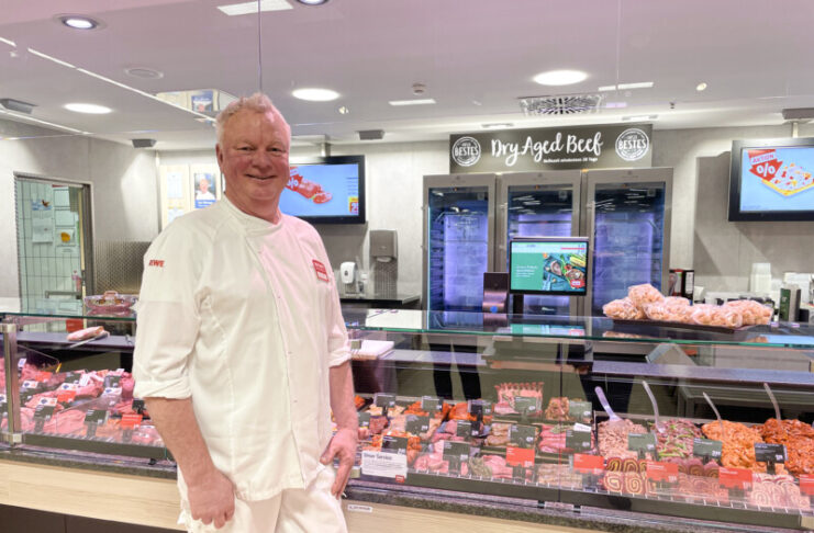 REWE-Center Moritz Breske: Fleischermeister und Sommelier Sven Sörensen vor der Fleischtheke