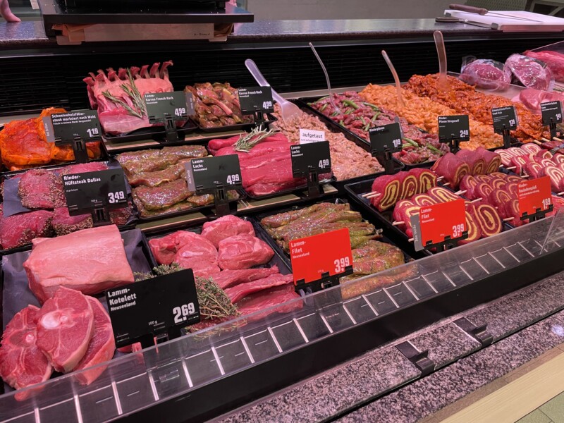 Fleischauslage im REWE-Center Moritz Breske in Kiel