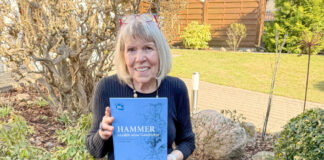 Rosemarie Schiefelbein mit ihrem Buch über Hammer