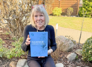 Rosemarie Schiefelbein mit ihrem Buch über Hammer