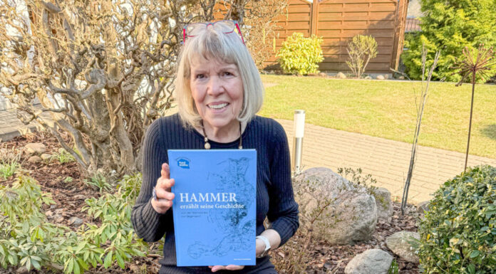 Rosemarie Schiefelbein mit ihrem Buch über Hammer