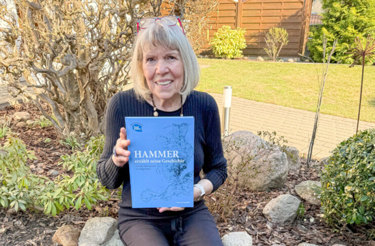 Rosemarie Schiefelbein mit ihrem Buch über Hammer