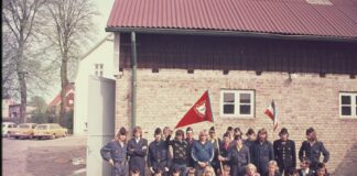 Jugendfeuerwehr Russee 1975 am Feuerwehrhaus