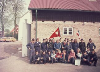 Jugendfeuerwehr Russee 1975 am Feuerwehrhaus