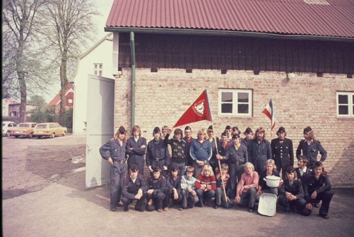 Jugendfeuerwehr Russee 1975 am Feuerwehrhaus