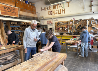 Schüler bauen aus Altholz neue Werkstücke Offene Holzwerkstatt Kiel