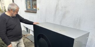 Jürgen Gebauer freut sich über die Wärmepumpe am Haus.