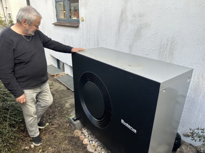 Wärmepumpe Kiel Jürgen Gebauer freut sich über die Wärmepumpe am Haus.