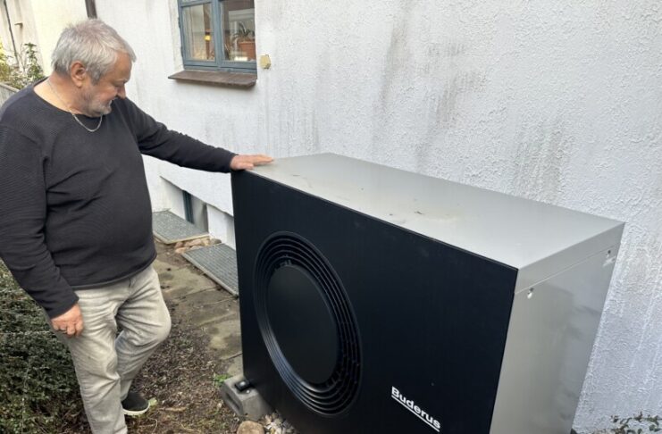 Mit Wärmepumpe unabhängig von Gas werden Jürgen Gebauer freut sich über die Wärmepumpe am Haus.