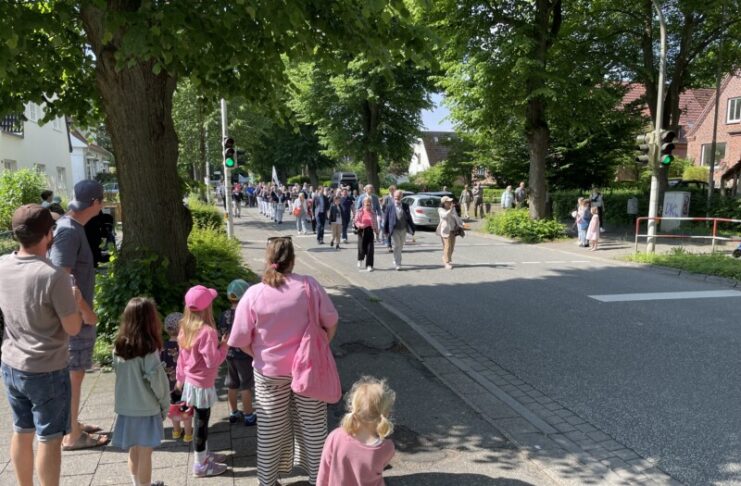 Kronshagen-Schau am 6. Juni 2026 Festmarsch, Livemusik, Tombola und Mitmachaktionen: Die Kronshagen-Schau bietet am Bürgerhaus ein buntes Programm für die ganze Familie.