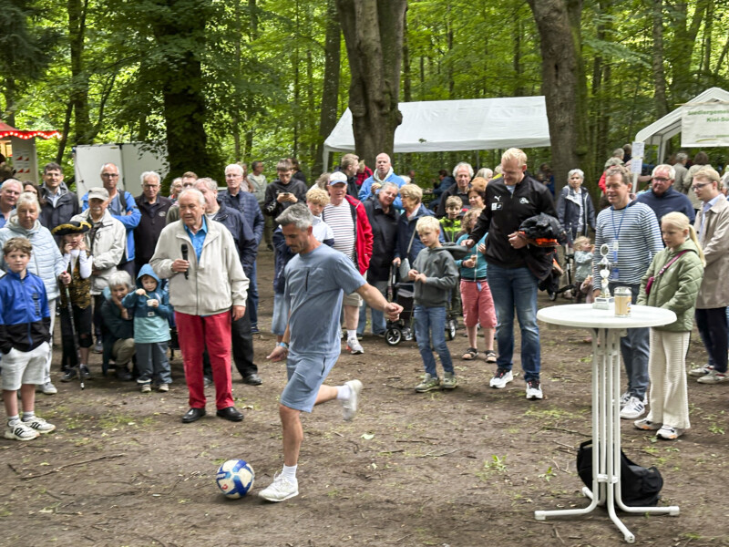 Waldfest Hassee Kieler Woche - Torwandschießen mit Fin Bartels