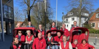 Radeln ohne Alter Kiel bei der Kronshagen-Schau Rikscha-Piloten von „Radeln ohne Alter“ für Kronshagen.