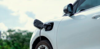 E-Auto-Förderung 2026: Foto eines E-Autos mit Ladekabel