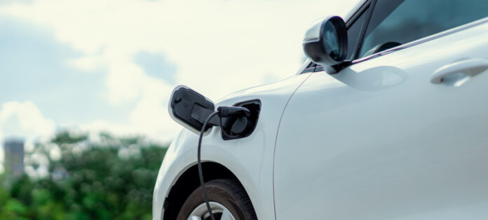 E-Auto-Förderung 2026: Foto eines E-Autos mit Ladekabel