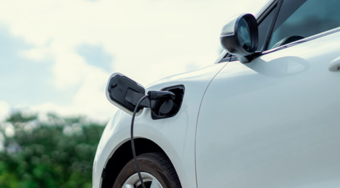E-Auto-Förderung 2026: Foto eines E-Autos mit Ladekabel