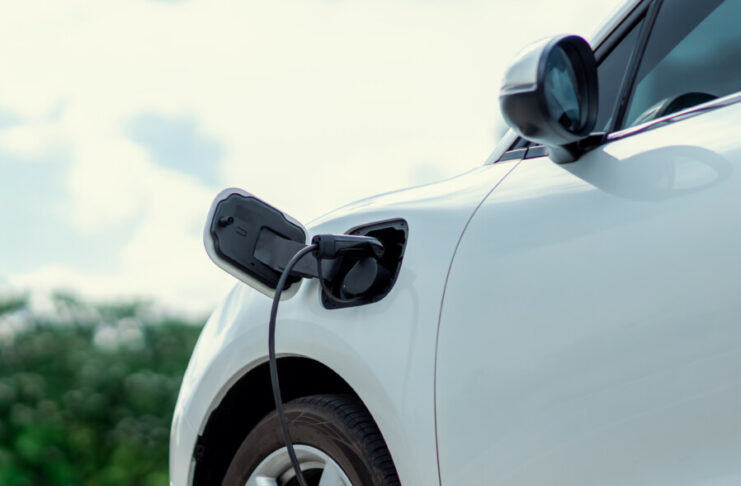 E-Auto-Förderung 2026: Foto eines E-Autos mit Ladekabel