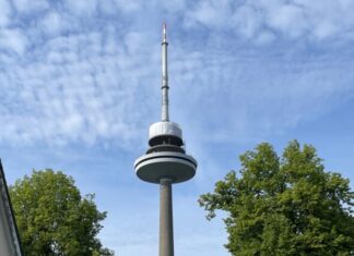 Sanierung Fernsehturm Kiel: Bauarbeiten in luftiger Höhe über dem Vieburger Gehölz