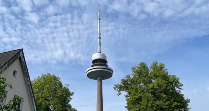 Sanierung Fernsehturm Kiel: Bauarbeiten in luftiger Höhe über dem Vieburger Gehölz