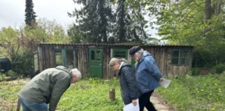 Rätsel um geheimen Schacht im Vieburger Gehölz Birger Kulbe stellvertretender Vorsitzender des Kleingartenvereins und Hobbyhistoriker Heidi Kjär und Bernd Vesper begutachten den rätselhaften Schacht im Vieburger Gehölz