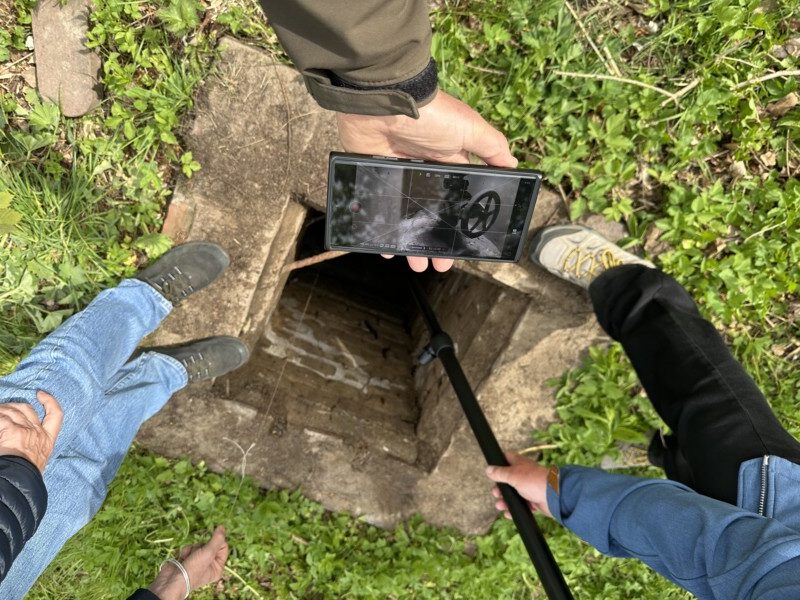 Eine Handykamera macht Fotos im rätselhaften Schacht im Vieburger Gehölz