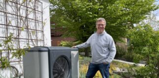 Christian Kaack neben der Wärmepumpe, die seit 2022 das Haus beheizt.