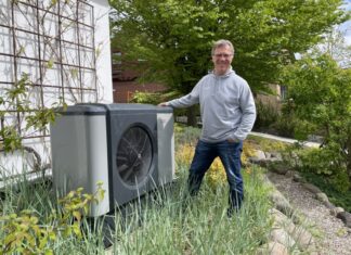 Christian Kaack neben der Wärmepumpe, die seit 2022 das Haus beheizt.