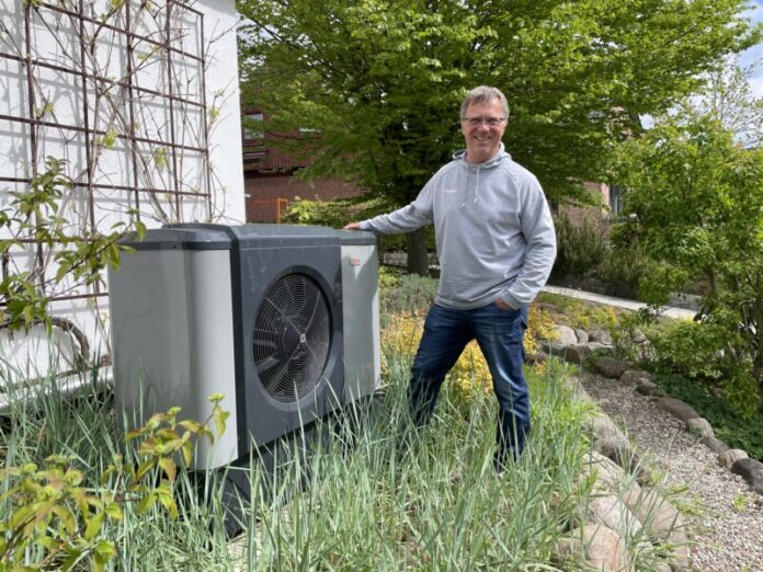 Christian Kaack neben der Wärmepumpe, die seit 2022 das Haus beheizt.