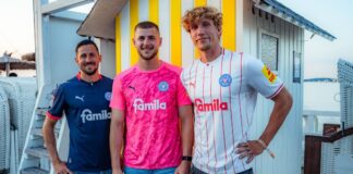 Holstein Kiel Trikots 2026/27 v. li.: Steven Skrzybski im Heimtrikot, Timon Weiner im Torwartjersey und Lasse Rosenboom