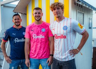 Holstein Kiel Trikots 2026/27 v. li.: Steven Skrzybski im Heimtrikot, Timon Weiner im Torwartjersey und Lasse Rosenboom
