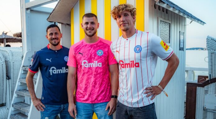 Holstein Kiel Trikots 2026/27 v. li.: Steven Skrzybski im Heimtrikot, Timon Weiner im Torwartjersey und Lasse Rosenboom