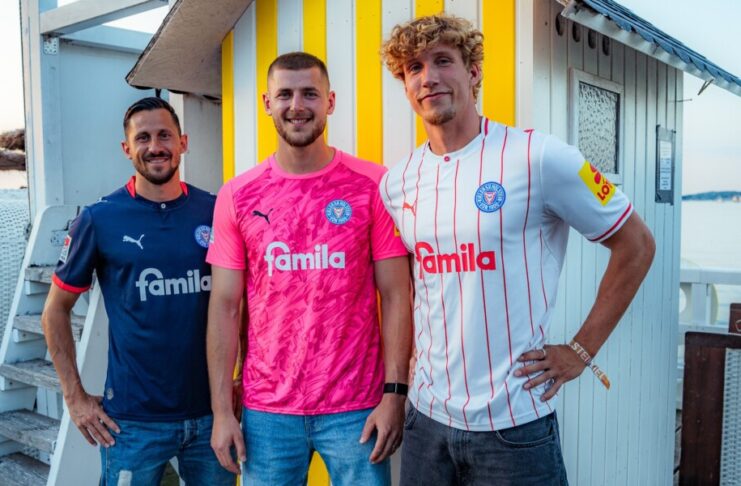 Holstein Kiel Trikots 2026/27 v. li.: Steven Skrzybski im Heimtrikot, Timon Weiner im Torwartjersey und Lasse Rosenboom