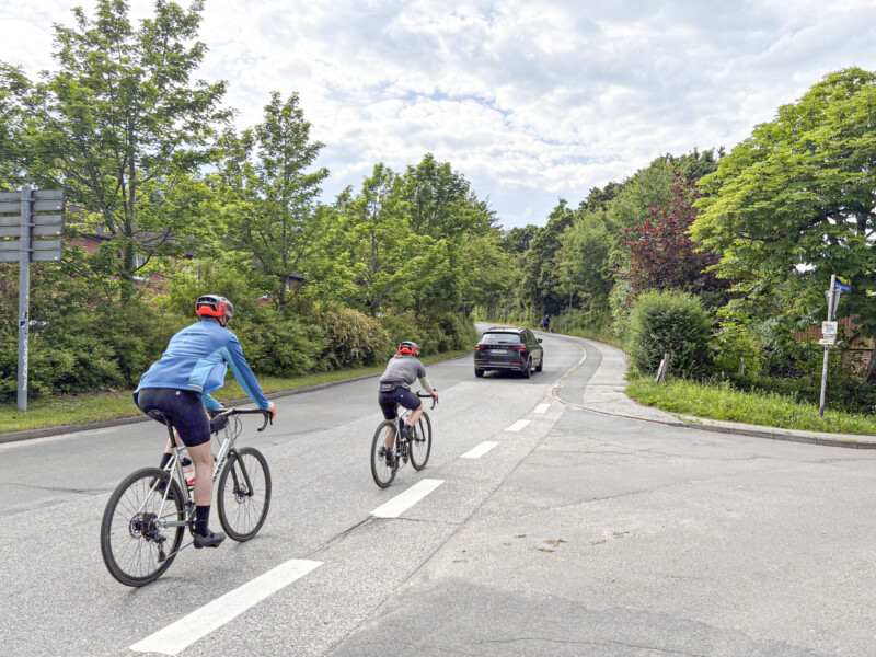 Radelnde auf der Barkauer Straße hoch zur B 404