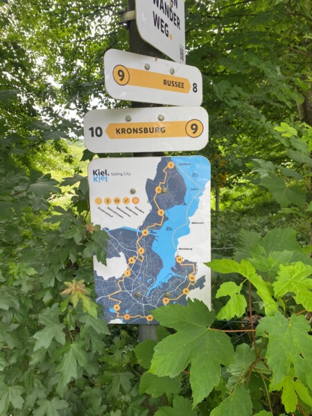 Hinweisschild des Kieler Stadtwanderwegs im Kieler Süden
