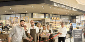 Allwörden-Filialchef Mirko Denczyk mit seinem Team und Moritz Breske