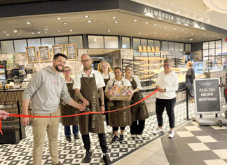 Bäcker von Allwörden zurück im REWE-Center Kiel Allwörden-Filialchef Mirko Denczyk mit seinem Team und Moritz Breske