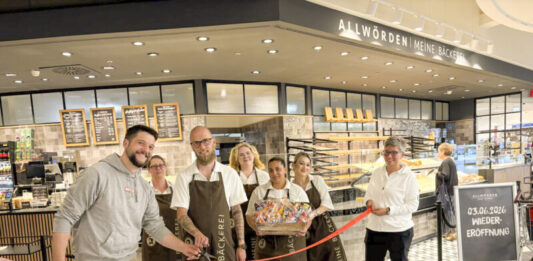 Allwörden-Filialchef Mirko Denczyk mit seinem Team und Moritz Breske