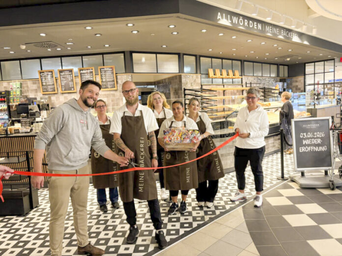 Allwörden-Filialchef Mirko Denczyk mit seinem Team und Moritz Breske