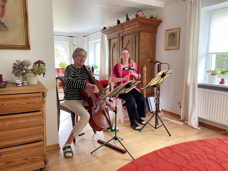 Wohnen für Hilfe: Melissa Peters und Gisela von Ondarzs beim gemeinsamen Musizieren