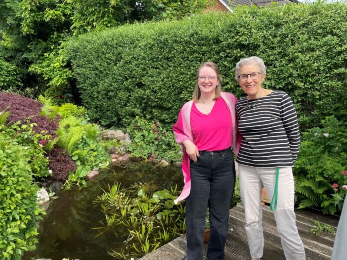 Wohnen für Hilfe: Melissa Peters und Frau Dr. Gisela von Ondarza