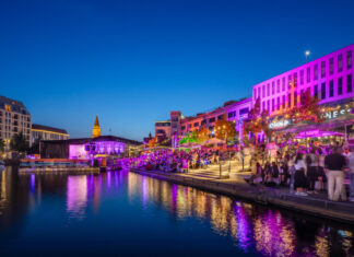 Bootshafensommer 2026 in Kiel: Musik, Kultur und Entenrennen Bootshafensommer Kiel 2026 Blick über das Wasser auf den Kieler Rathausturm