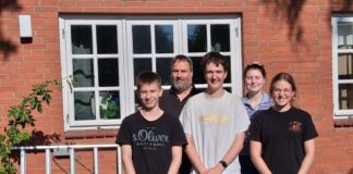 30 Jahre Backhaus: Rückzugsort für Jugendliche in Russee Backhaus Russee Jugendliche: Das Backhaus-Team. Stefan Wittorf (2. von links) ist seit 30 Jahren dabei: erst im Backhaus, dann Kirchenvorstand, heute Vorsitzender des Kirchengemeinderats.