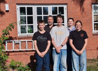 30 Jahre Backhaus: Rückzugsort für Jugendliche in Russee Backhaus Russee Jugendliche: Das Backhaus-Team. Stefan Wittorf (2. von links) ist seit 30 Jahren dabei: erst im Backhaus, dann Kirchenvorstand, heute Vorsitzender des Kirchengemeinderats.