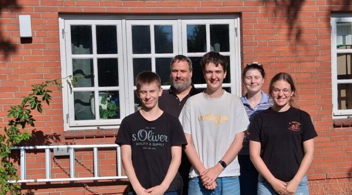 Backhaus Russee Jugendliche: Das Backhaus-Team. Stefan Wittorf (2. von links) ist seit 30 Jahren dabei: erst im Backhaus, dann Kirchenvorstand, heute Vorsitzender des Kirchengemeinderats.