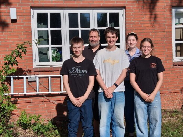 20260701_175729 Backhaus Russee Jugendliche: Das Backhaus-Team. Stefan Wittorf (2. von links) ist seit 30 Jahren dabei: erst im Backhaus, dann Kirchenvorstand, heute Vorsitzender des Kirchengemeinderats.