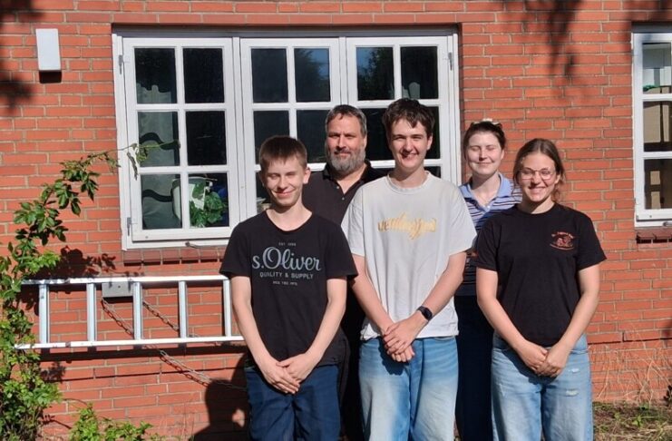 Backhaus Russee Jugendliche: Das Backhaus-Team. Stefan Wittorf (2. von links) ist seit 30 Jahren dabei: erst im Backhaus, dann Kirchenvorstand, heute Vorsitzender des Kirchengemeinderats.